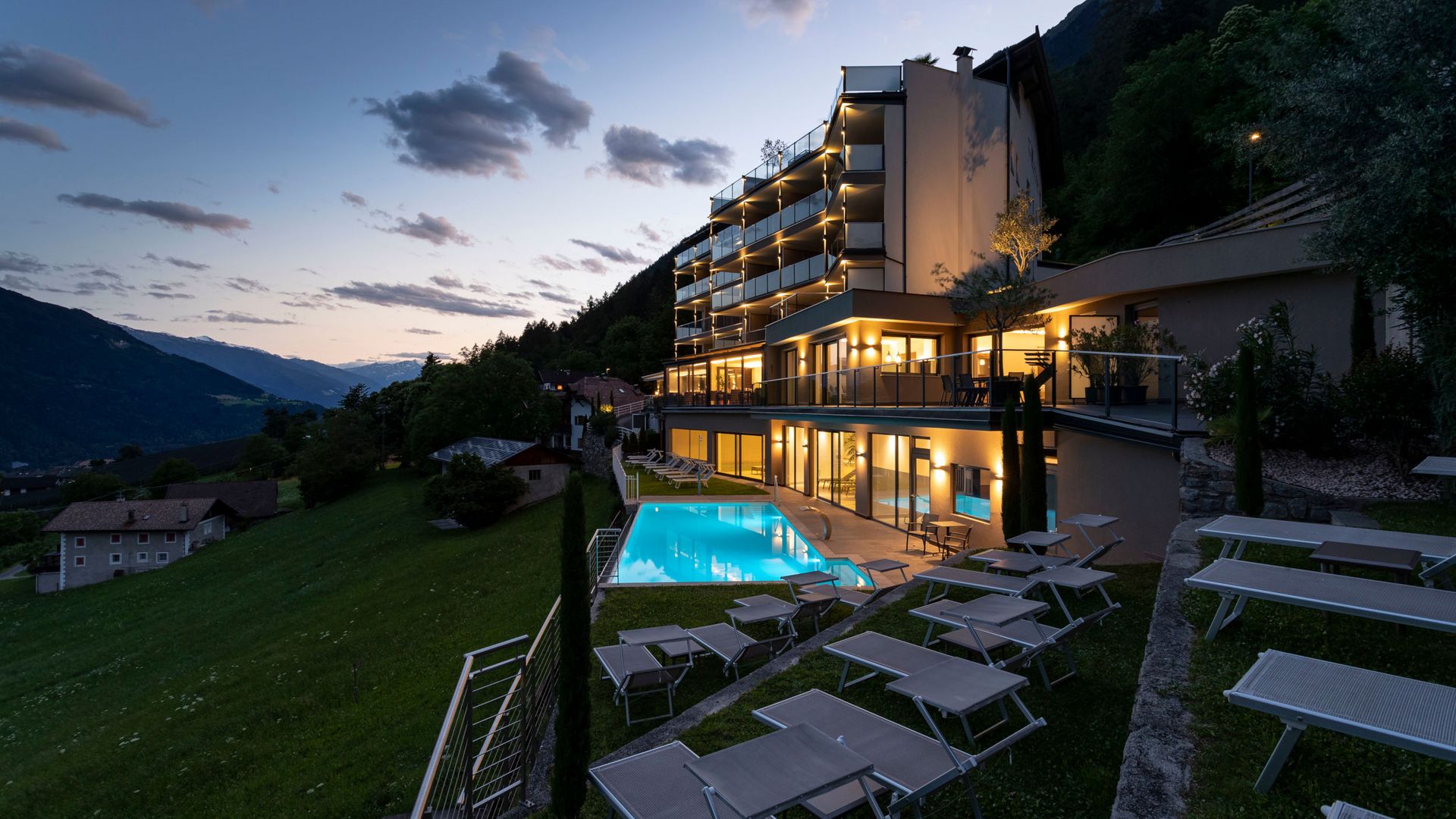 Lechner Hotel Piscina all'aperto Area benessere Prato per prendere il sole Notte