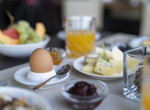Hotel Lechner Frühstück Dorf Tirol Ei Käse Milchprodukte Orangensaft Obst