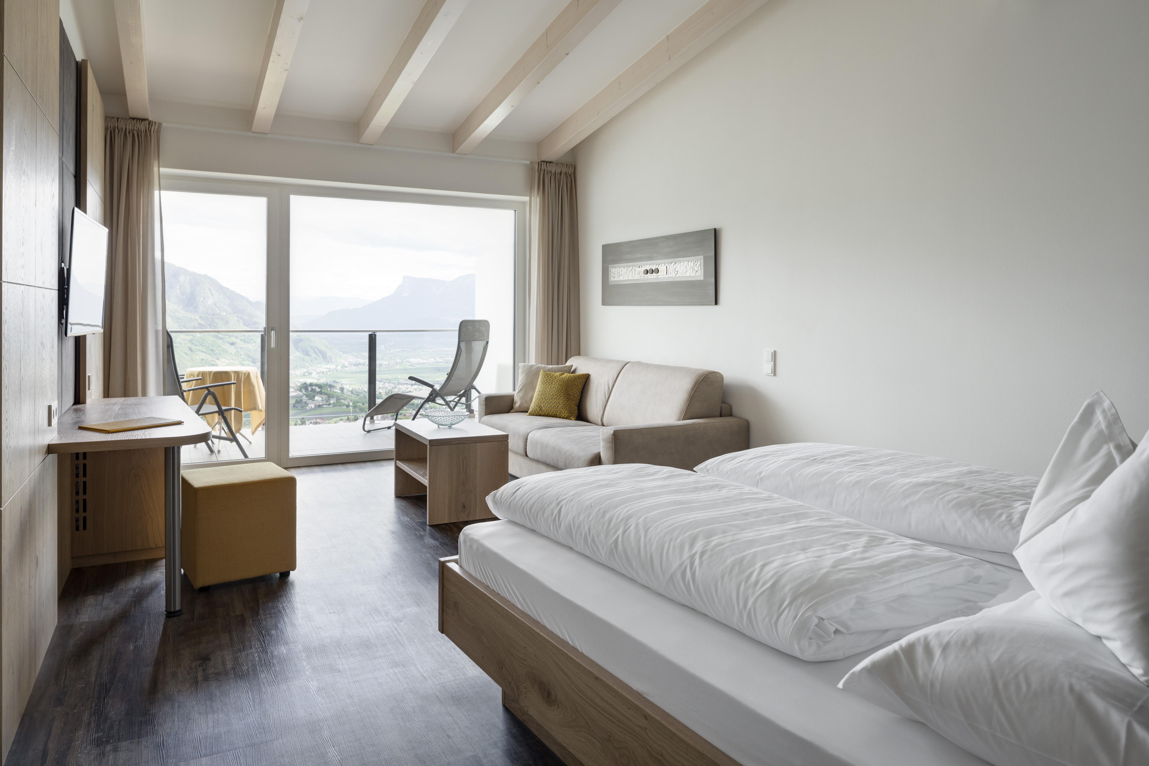 Ifinger Plus comfortable double room Hotel Dorf Tirol bedroom living area balcony