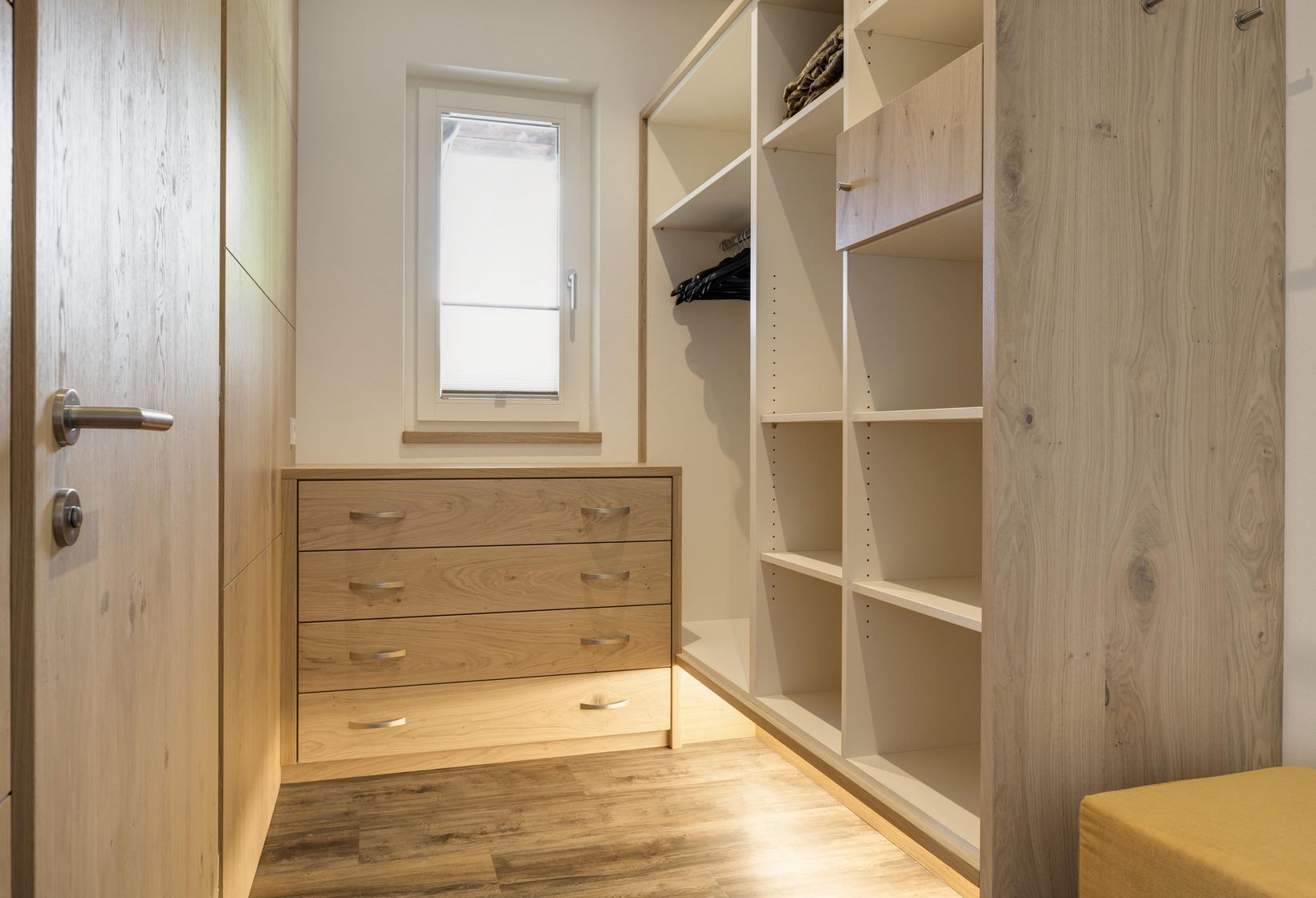 Urlaub Dorf Tirol Kleiderschrank Panoramazimmer