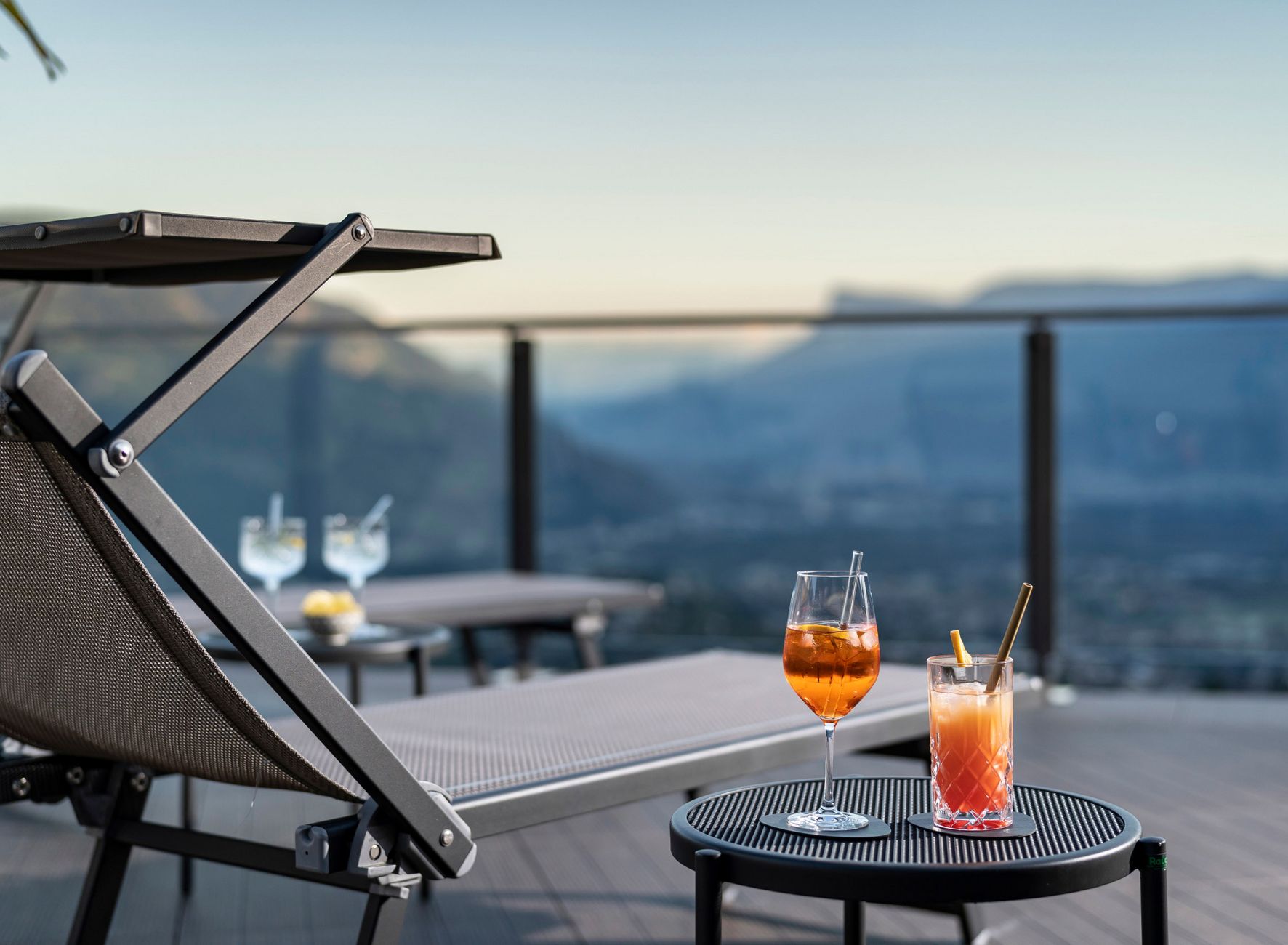 Cocktail Panoramaterrasse Abend Genuss Aussicht Meran und Umgebung