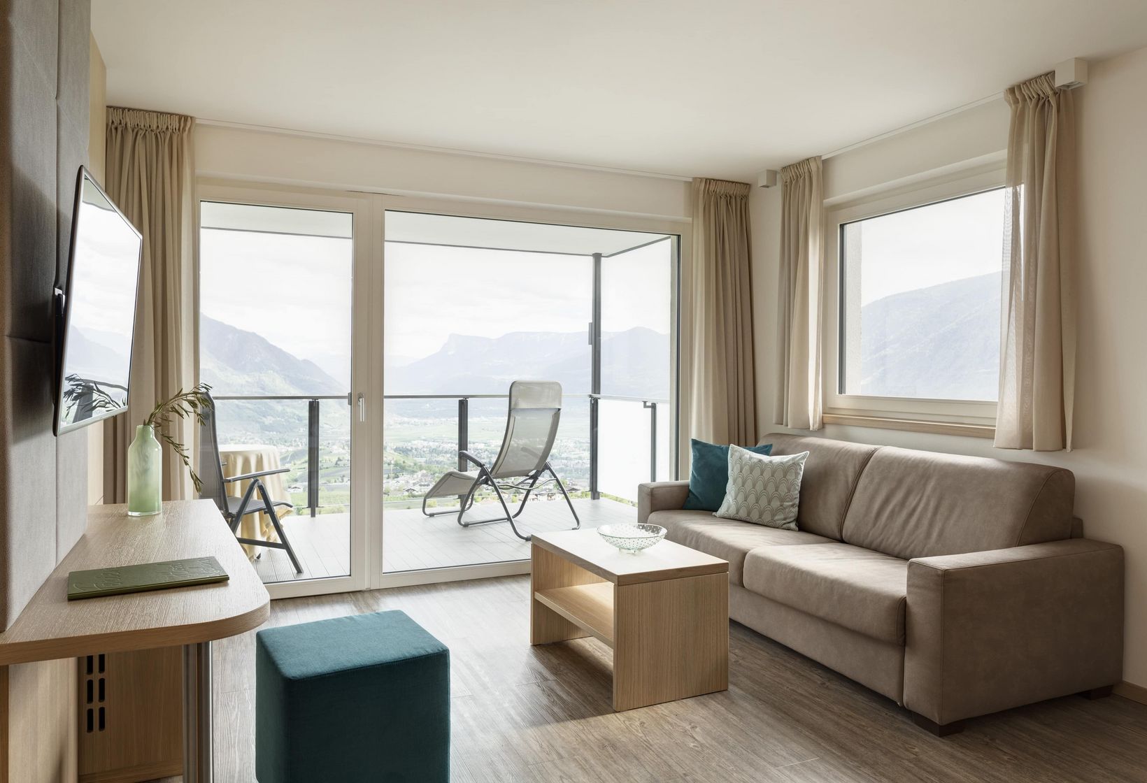 Wohnbereich Panoramazimmer Balkon Couch TV