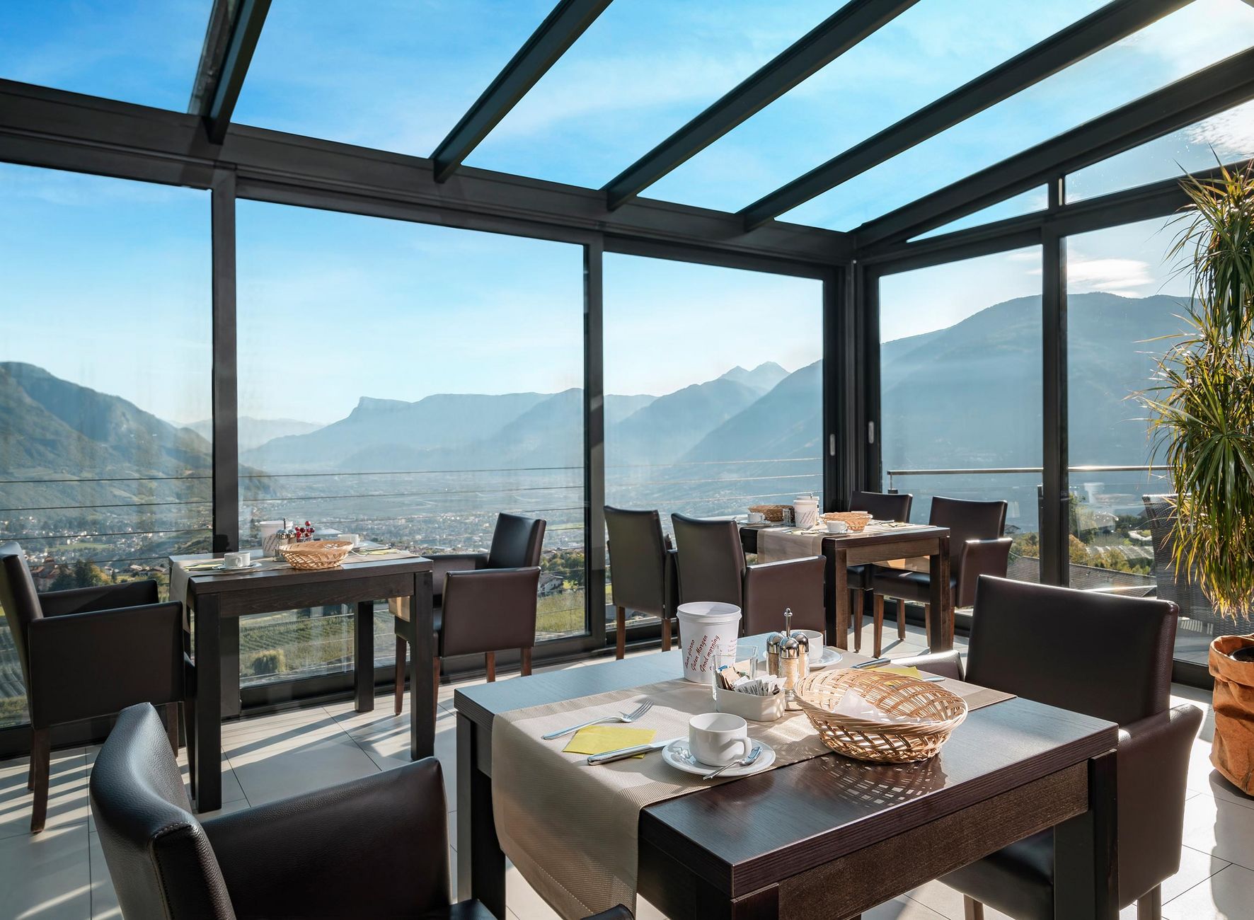 Frühstücksraum Panorama Aussicht Hotel Lechner Südtirol