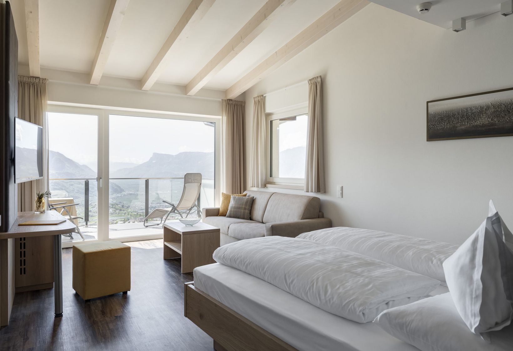 Panoramazimmer Hotel Dorf Tirol Schlafzimmer Wohnbereich Balkon