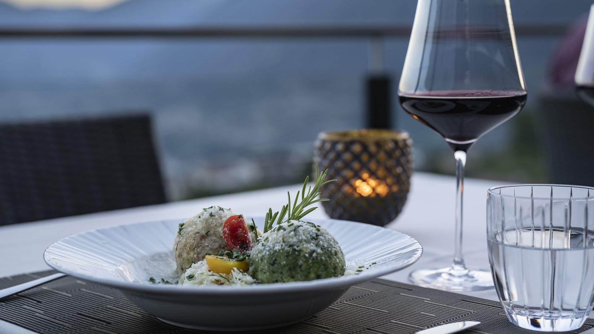 Abends leckere Gerichte Panoramaterrasse Urlaub Hotel Lechner