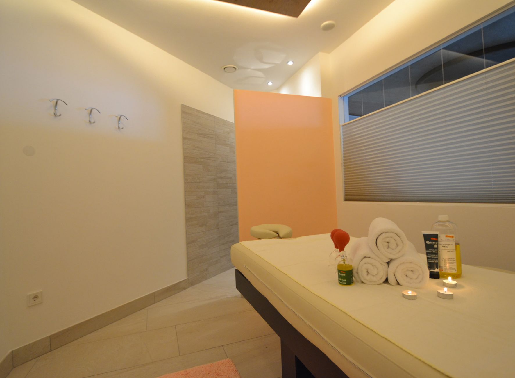 Hotel Lechner lettino da massaggio area benessere Tirolo vacanza