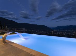Panorama Infinity-Pool Aussicht Meraner Land Hotel Lechner Urlaub Dorf Tirol