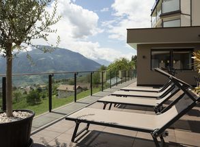 Sonnenterrasse Liegestühlen Ausblick Hotel Lechner Wohnen Südtirol