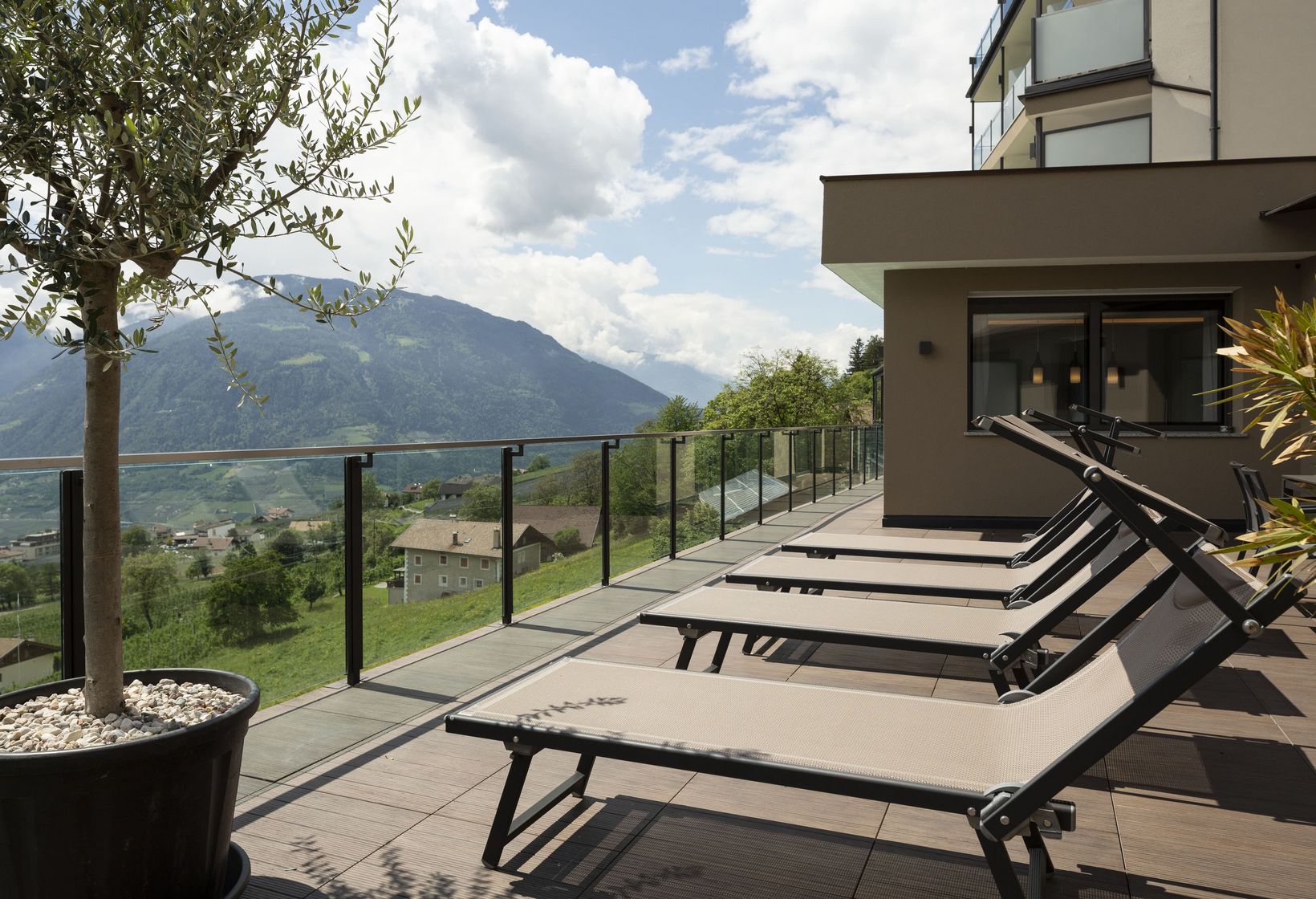 Sonnenterrasse Liegestühlen Ausblick Hotel Lechner Wohnen Südtirol