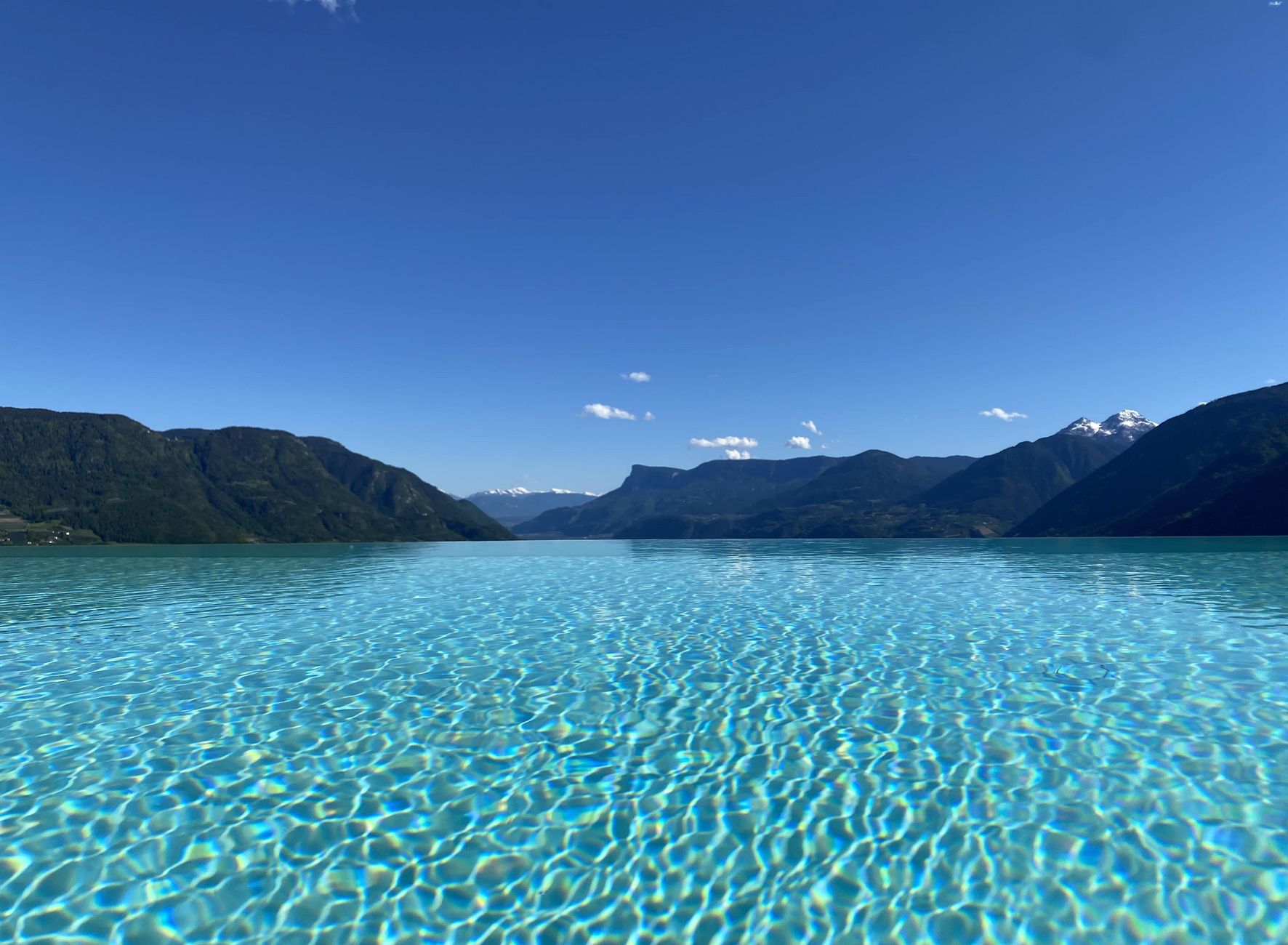 Piscina infinity Piscina esterna Godetevi la vista Panoramica