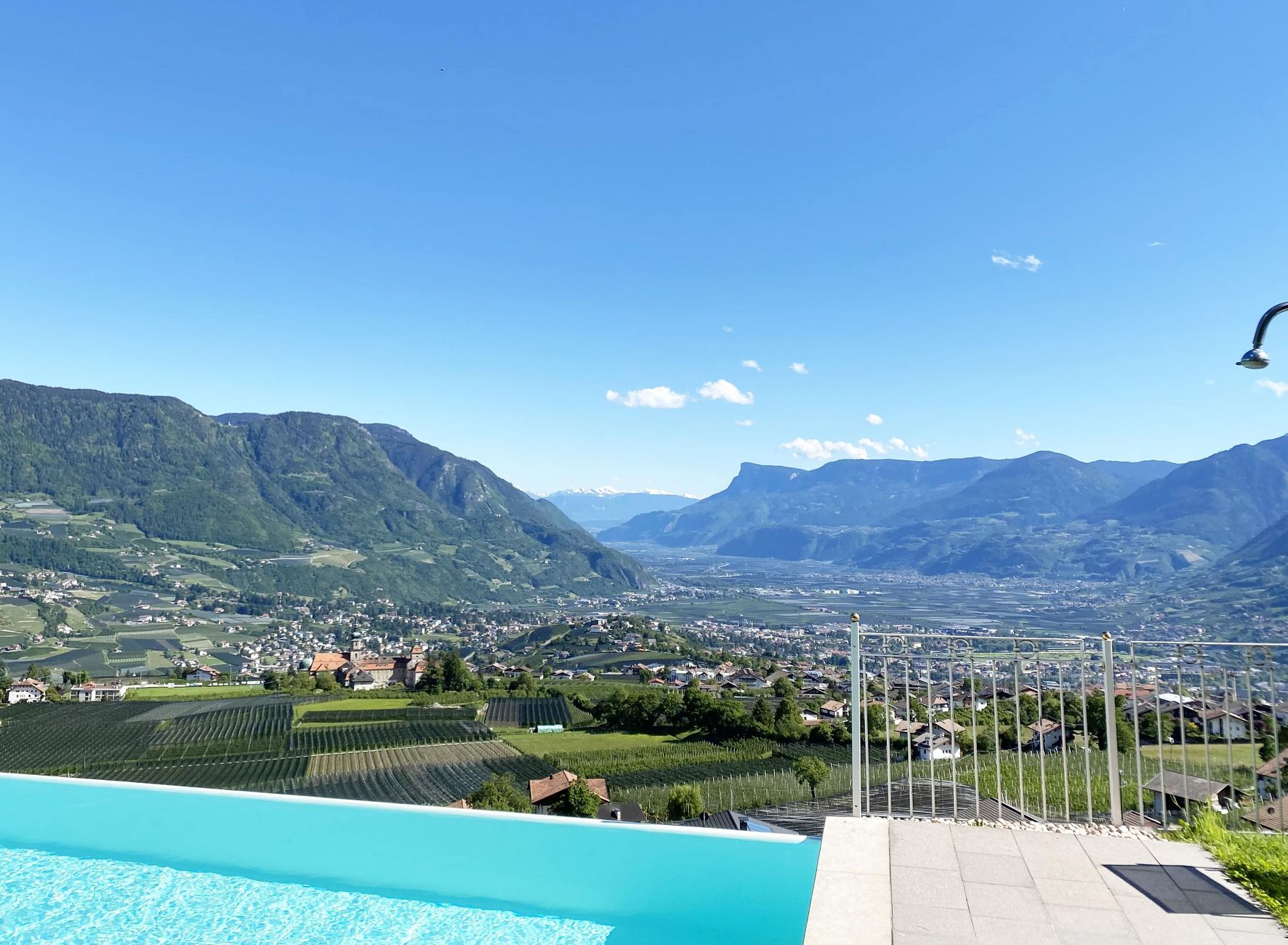 Vista Valle dell'Adige città di vura Meranp piscina Infinity Pool Hotel Lechner Tirolo