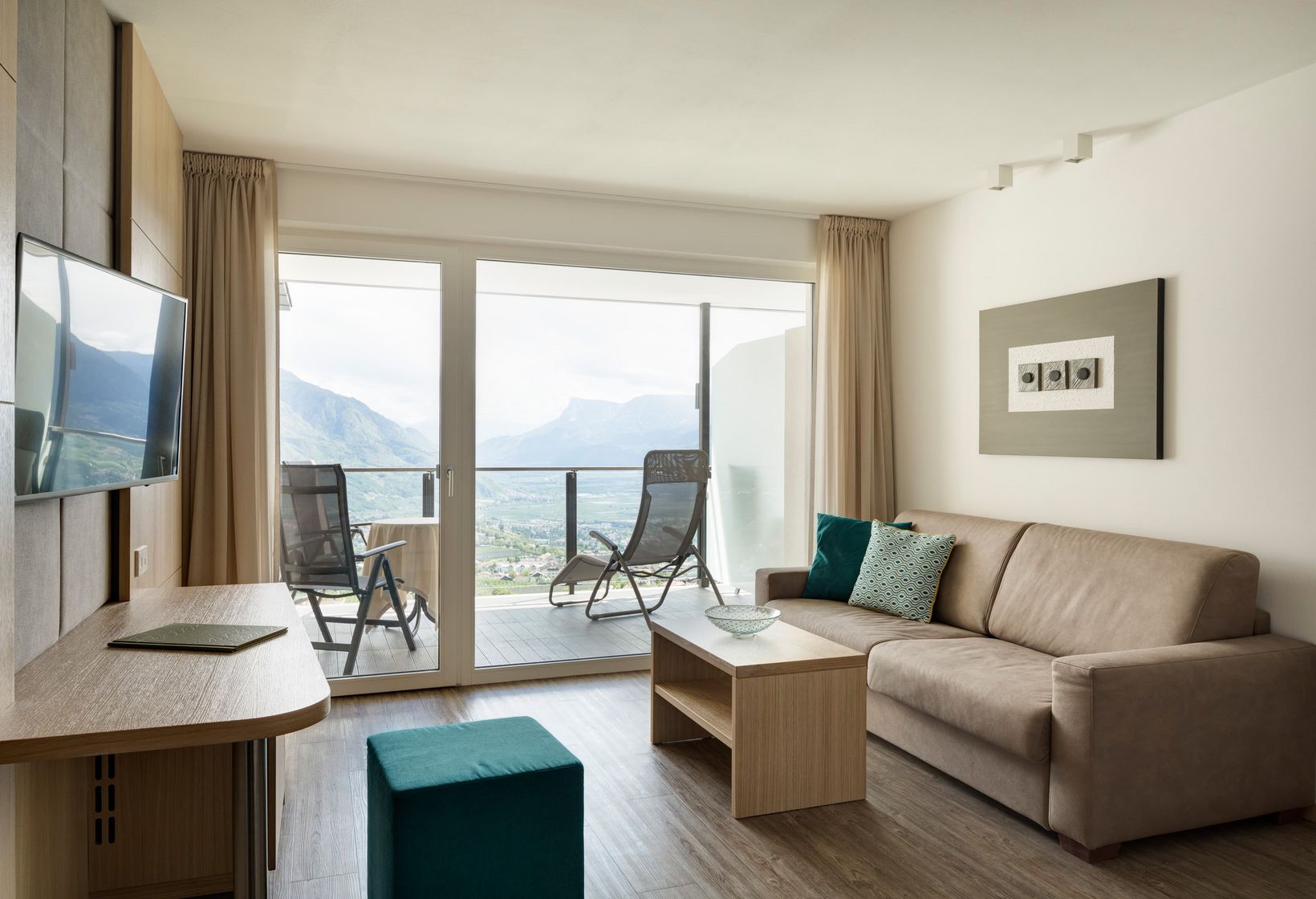 Komfortzimmer Ifinger Plus Wohnbereich TV Couch Balkon