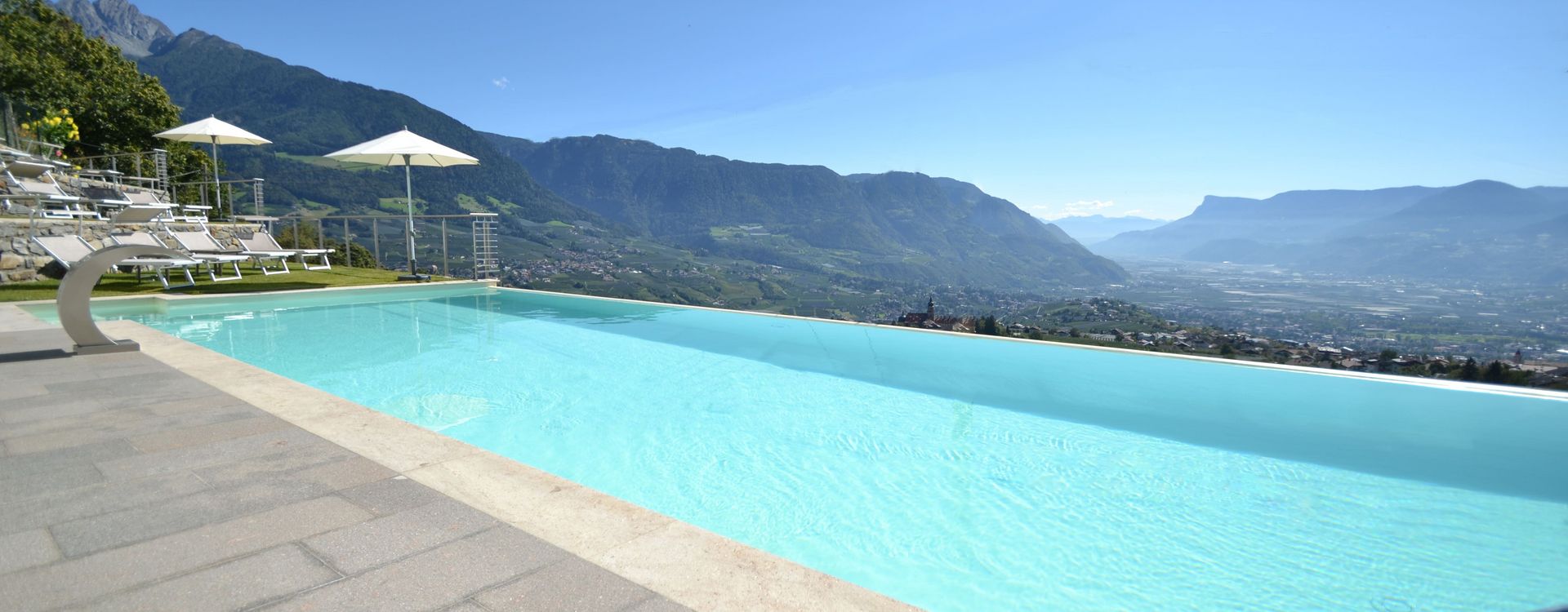 La piscina panoramica infinity pool dell'Hotel Lechner Hotel Lechner piscina panoramica Infinity Pool vista