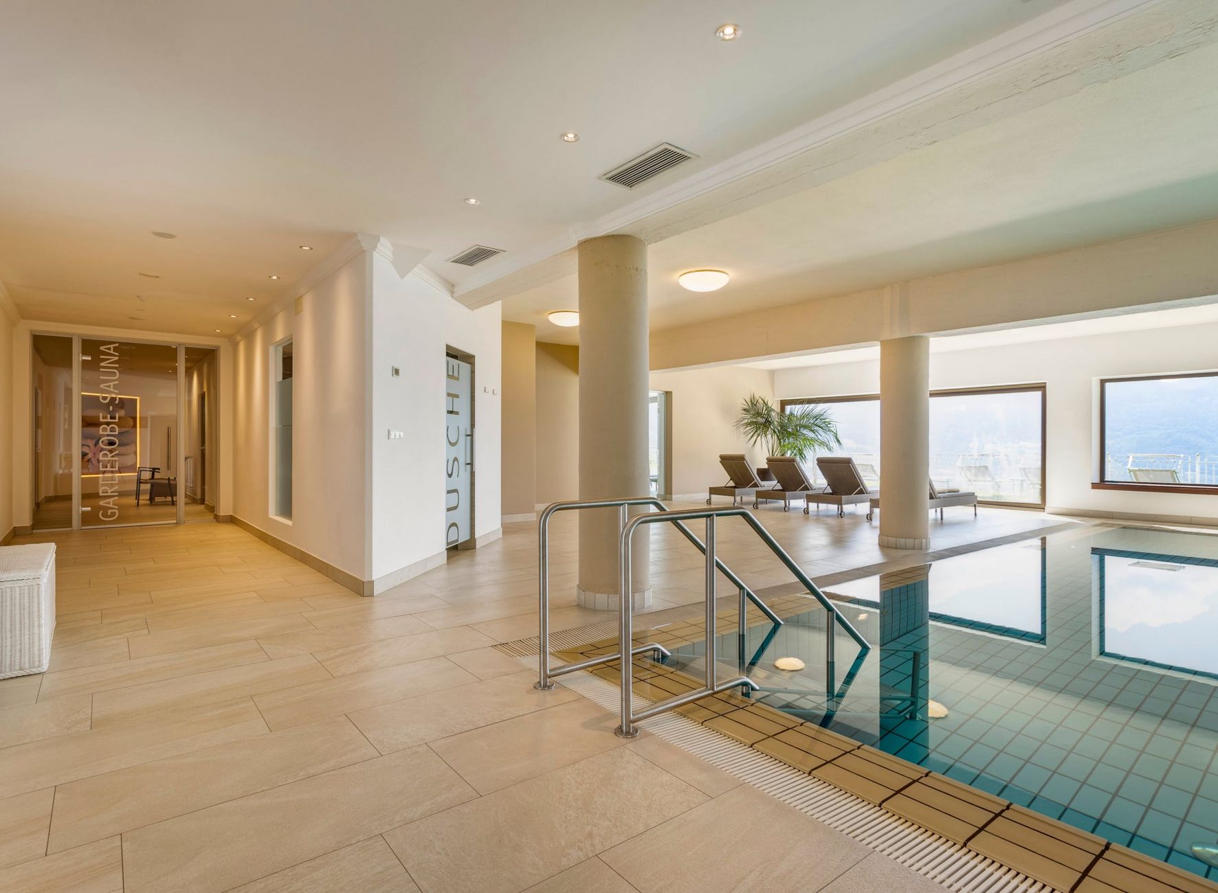 Hotel Lechner ampia area benessere piscina interna sauna doccia lettini relax