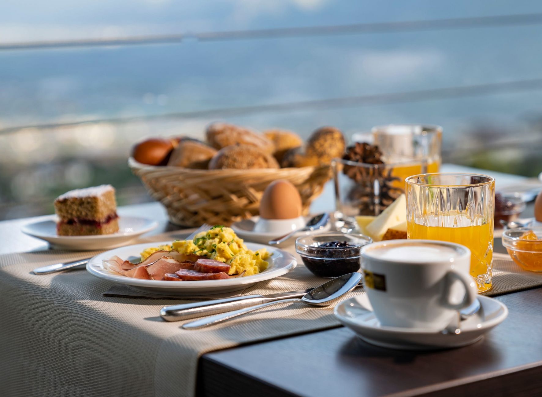 Colazione ricca Hotel Lechner caffè succo d'arancia prosciutto salsiccia pane torta uovo