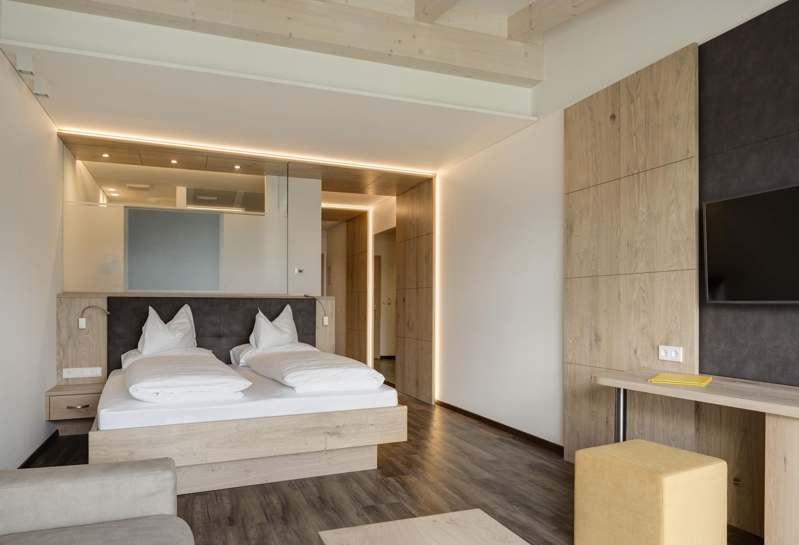 Schlafzimmer Wohnbereich Couch TV Komfortzimmer Ifinger Plus Hotel Lechner