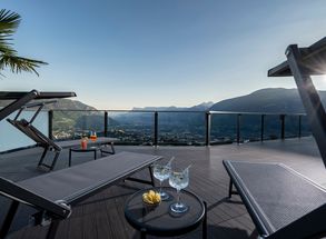 Terasse Liegestühle Relax Panoramaaussicht Aussicht Meran Etschtal Hotel Lechner