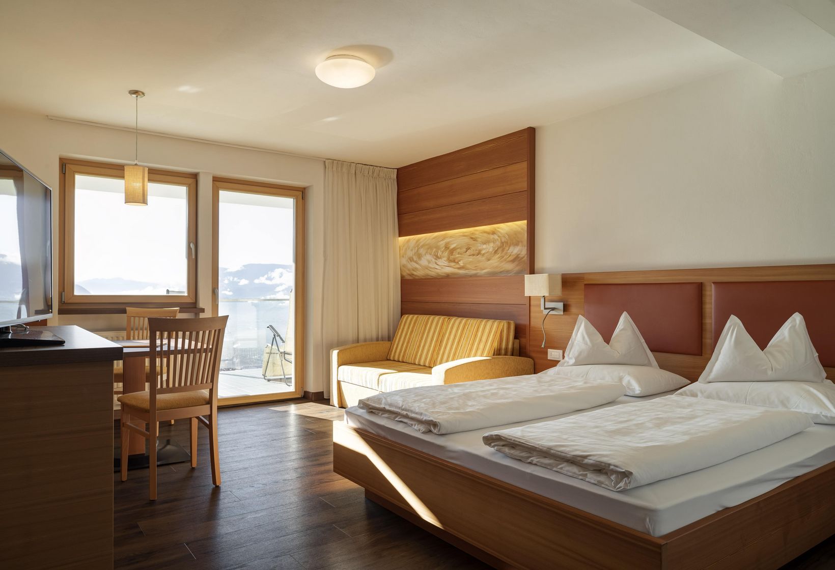 Schlafzimmer Sitzecke TV Couch Balkon Komfortzimmer Typ C Hotel Lechner Dorf Tirol