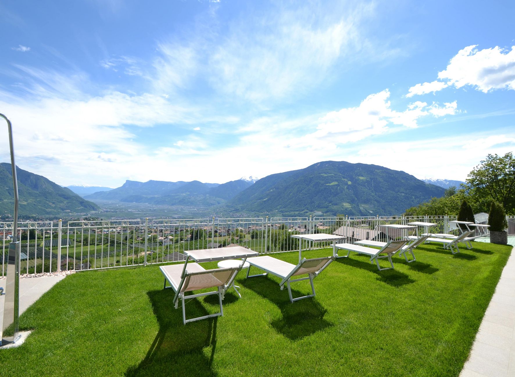 Prato per prendere il sole Sedie a sdraio Piscina infinity Vacanze Alto Adige Hotel Lechner