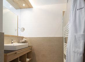 Komfortzimmer Ifinger Plus Badezimmer Waschbecken Heizkörper Bademantel