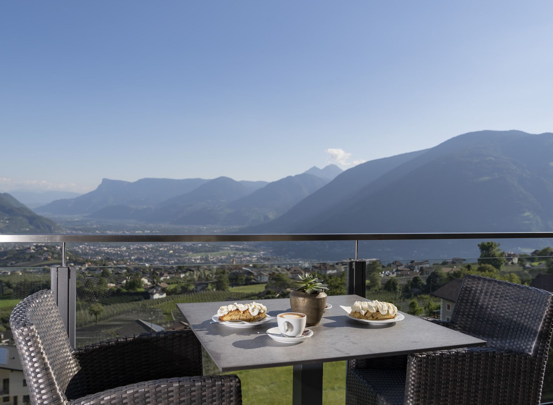 Pomeriggio Cappuccino Caffè Torta fatta in casa Terrazza Vista panoramica