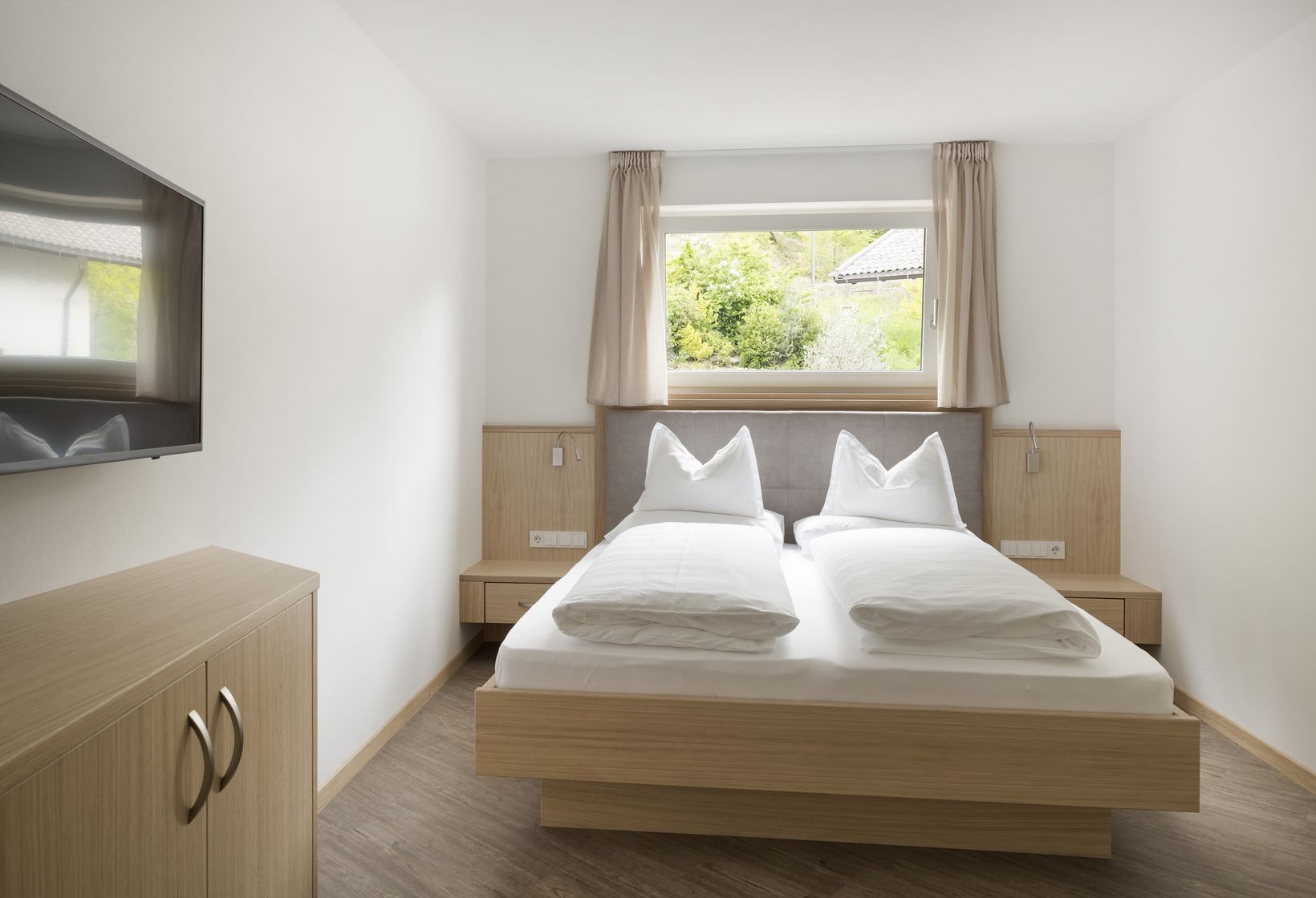 Schlafzimmer Doppelbett TV Suite Panorama Urlaub Dorf Tirol