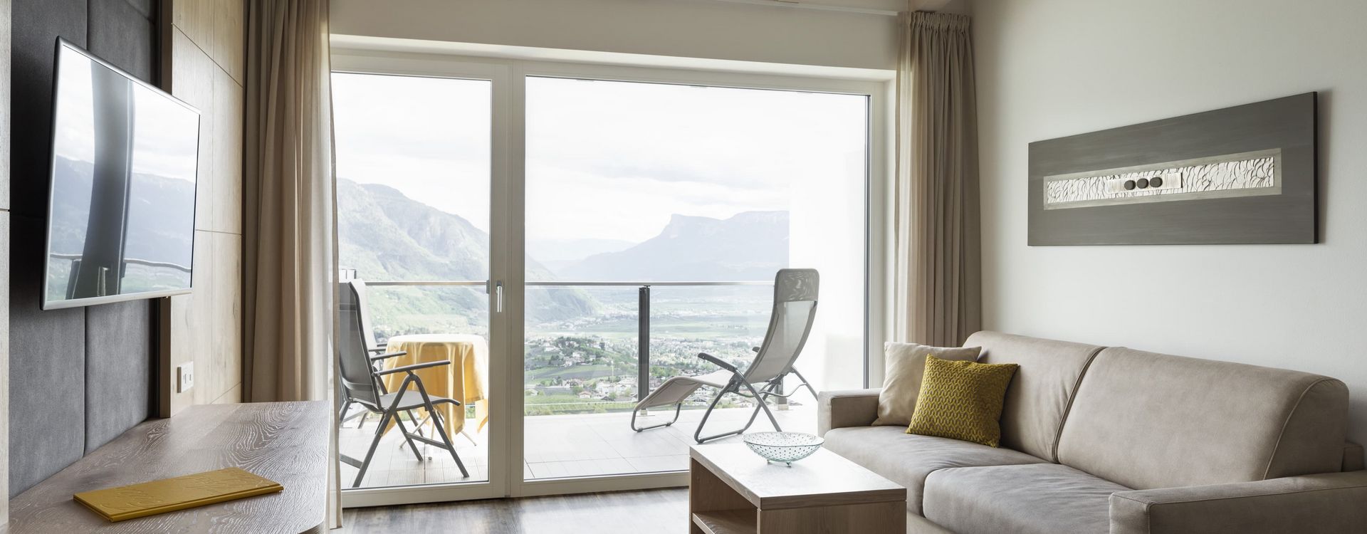 Soggiorno nella camera comfort Ifinger Plus con balcone Soggiorno Camera comfort Ifinger Plus Balcone Divano TV