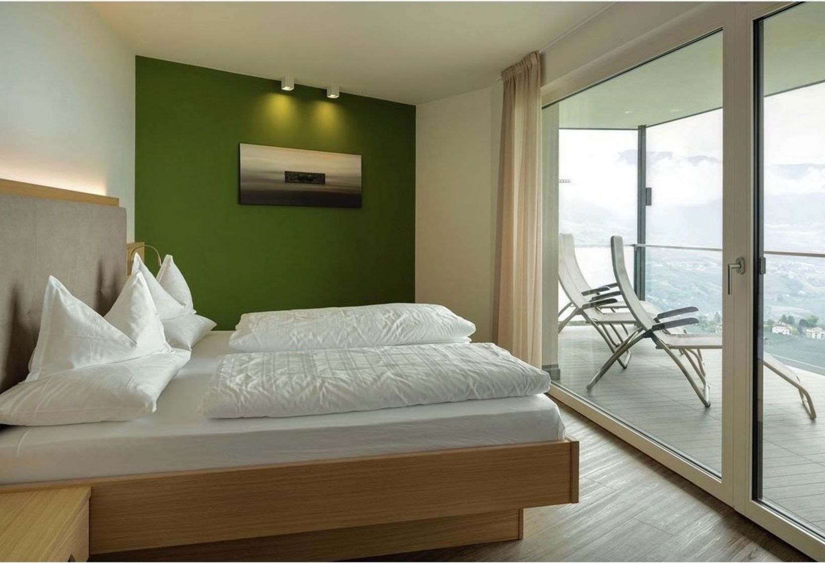 Schlafzimmer Balkon Suite Panorama Urlaub Dorf Tirol