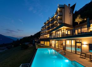 Hotel Lechner Tirolo piscina esterna notte vacanza
