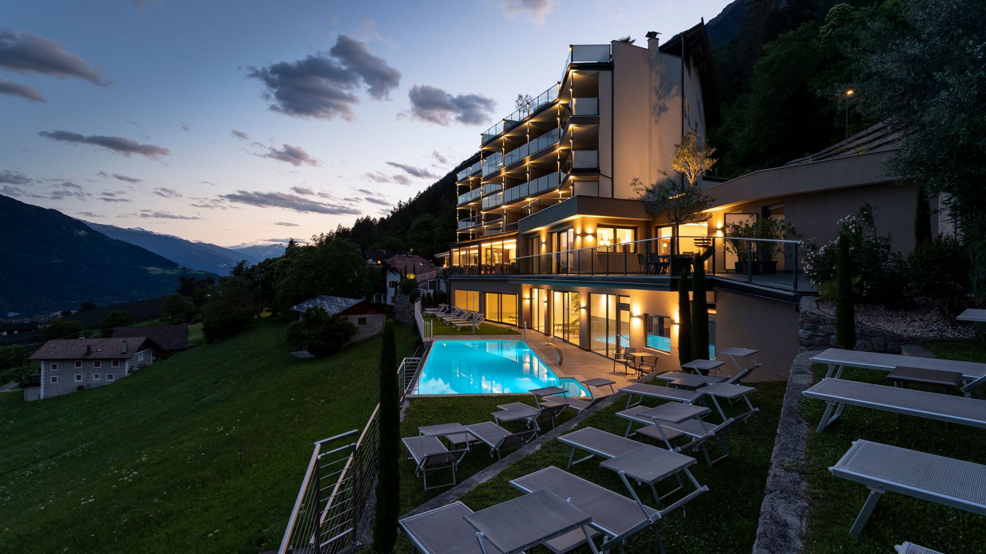 Lechner Hotel Freibad Wellnessbereich Liegewiese Nacht