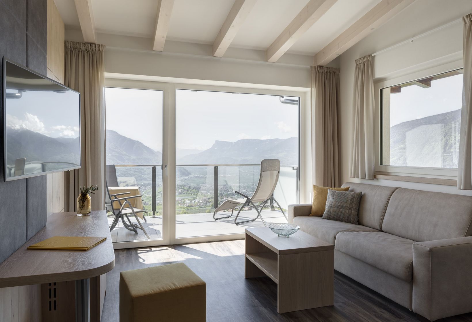 Panoramazimmer Wohnbereich Balkon Couch TV