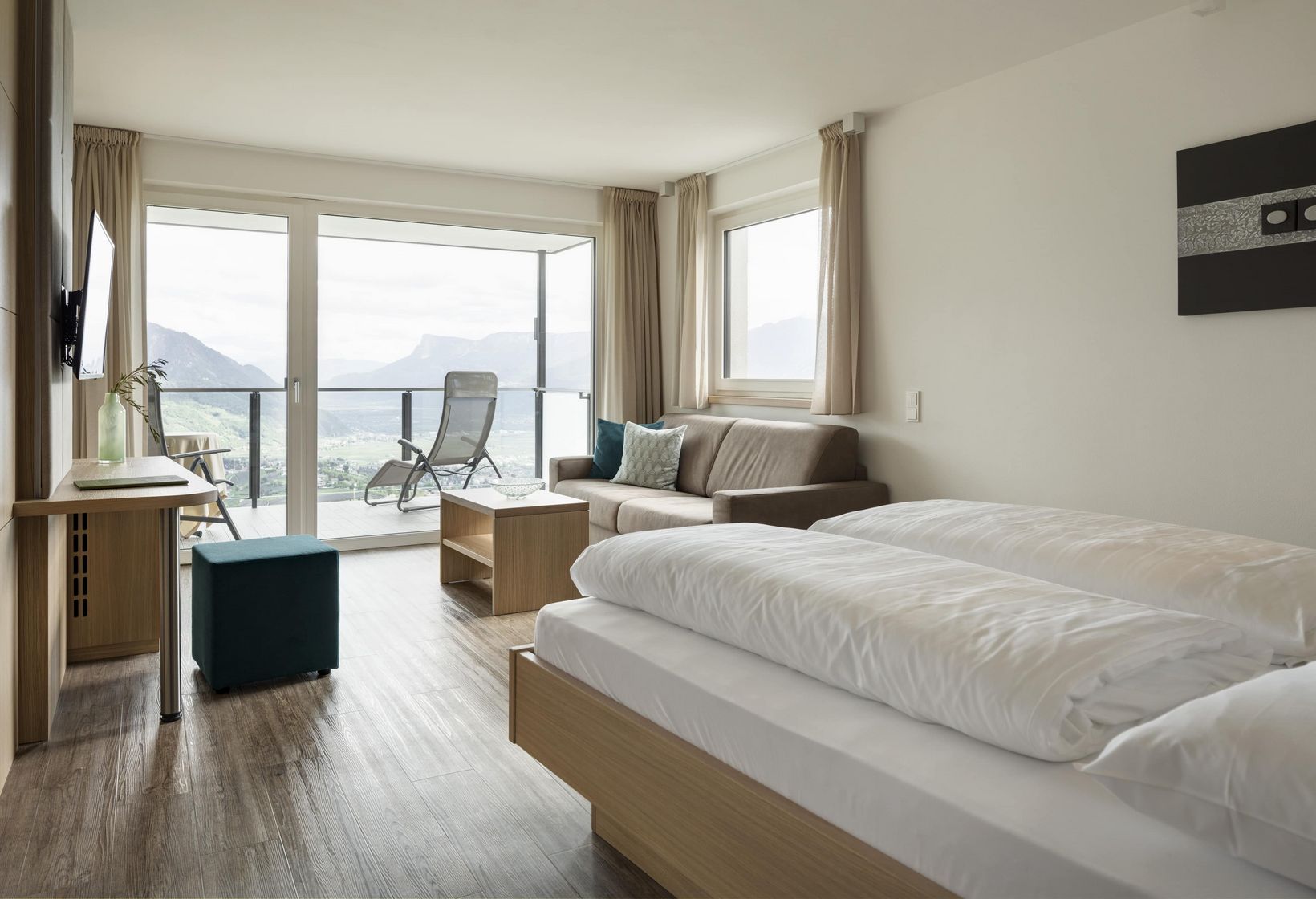 Panoramazimmer Schlafzimmer Wohnbereich Balkon Hotel Lechner Dorf Tirol