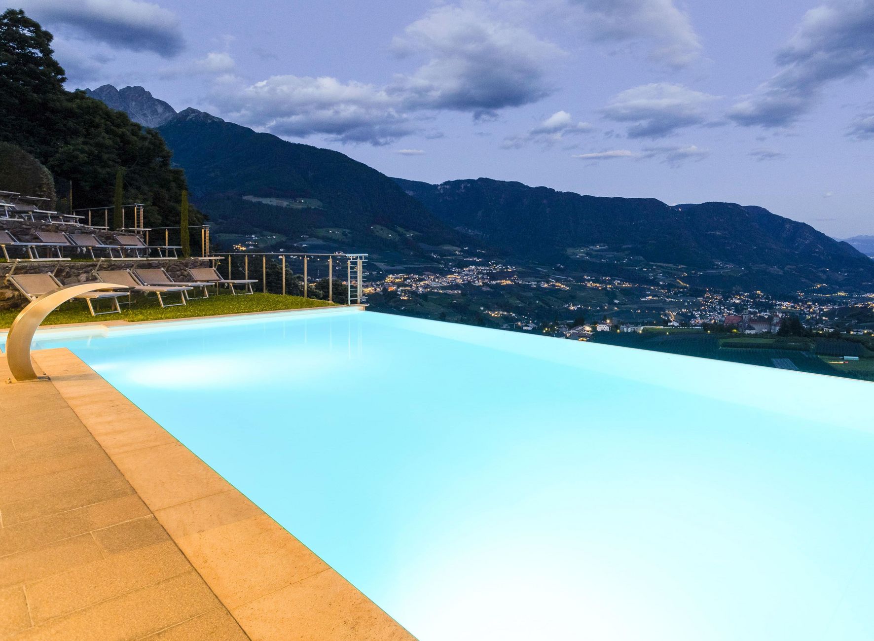 Hotel Lechner atmosfera serale piscina infinita panoramica vacanza Alto Adige