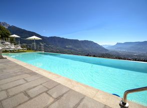 Hotel Lechner Panorama Infinity Pool Schwimmbad Aussicht