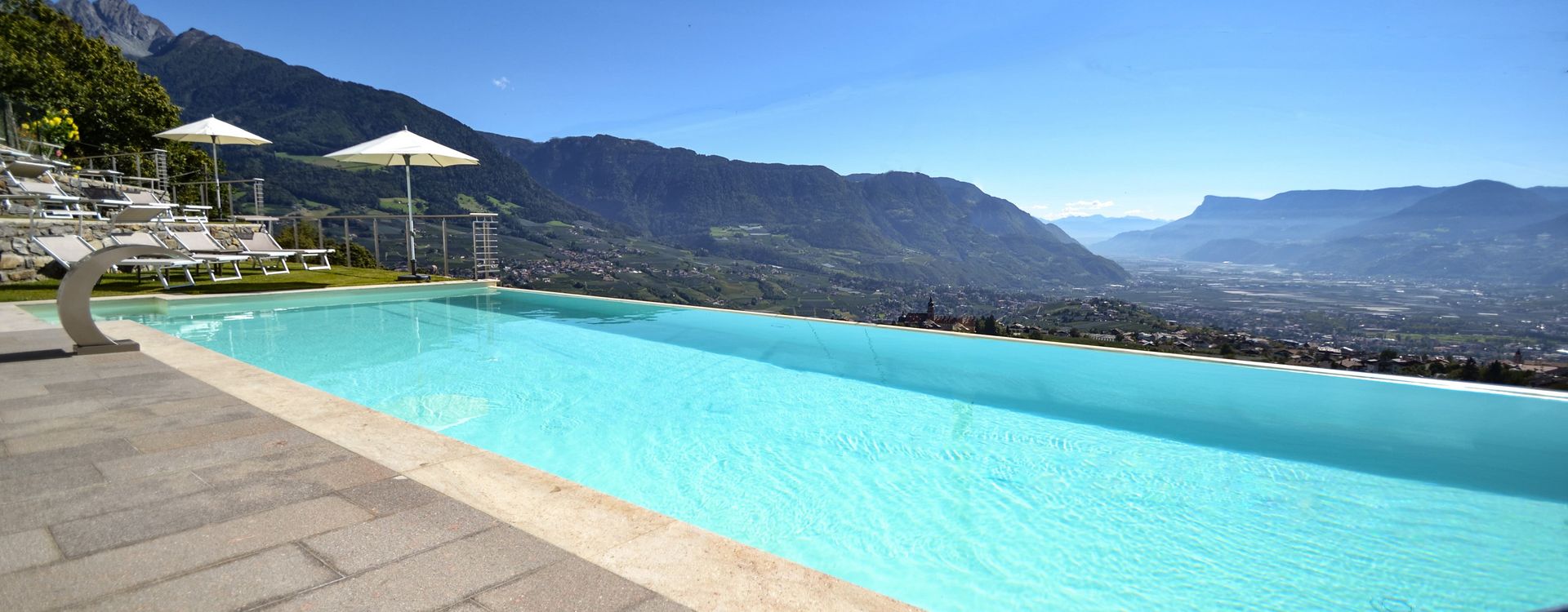Der Panorama Infinity Pool im Hotel Lechner Hotel Lechner Panorama Infinity Pool Schwimmbad Aussicht