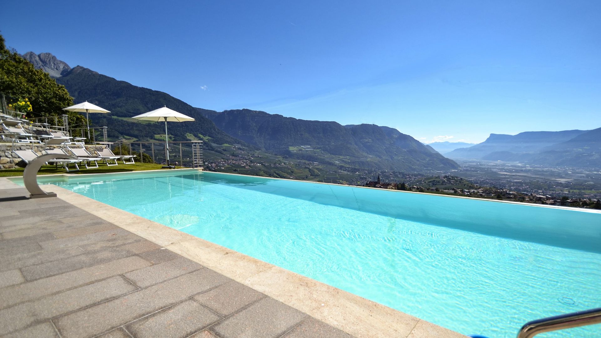 Hotel Lechner Panorama Infinity Pool Schwimmbad Aussicht