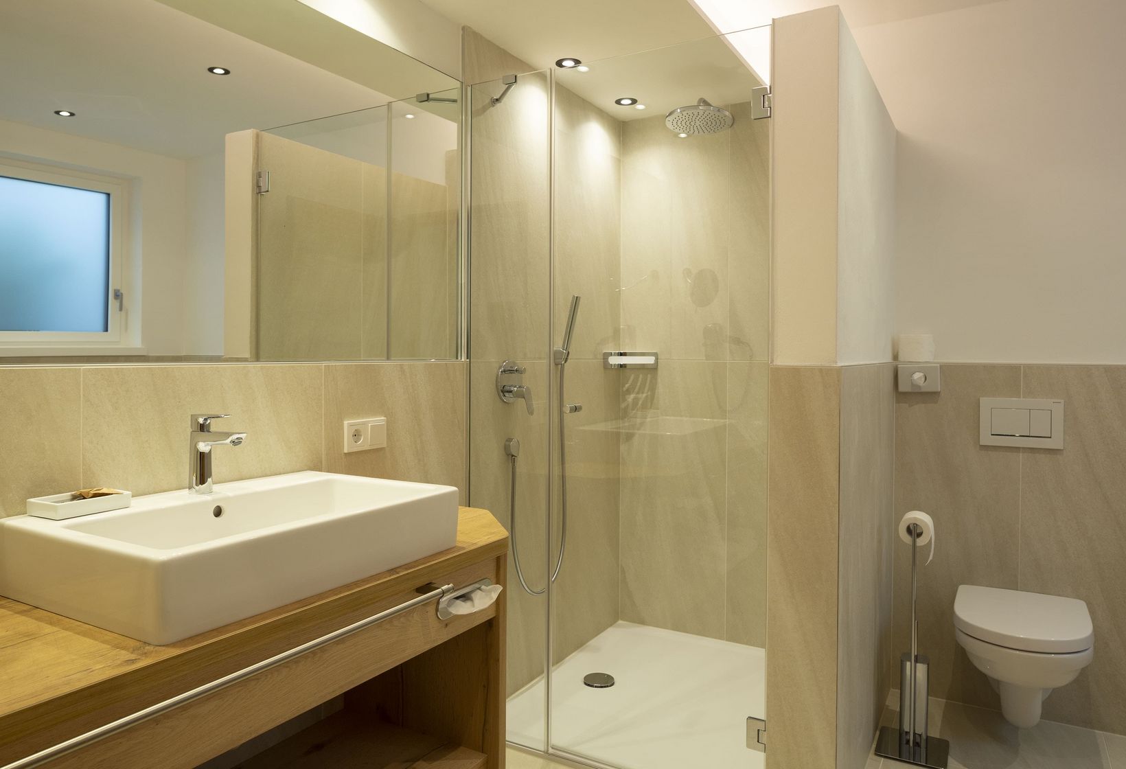 Hotel Lechner Wohnen Suite Badezimmer Dusche WC Waschbecken