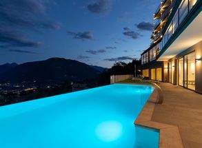 Hotel Lechner Tirolo vista panoramica notte vacanza