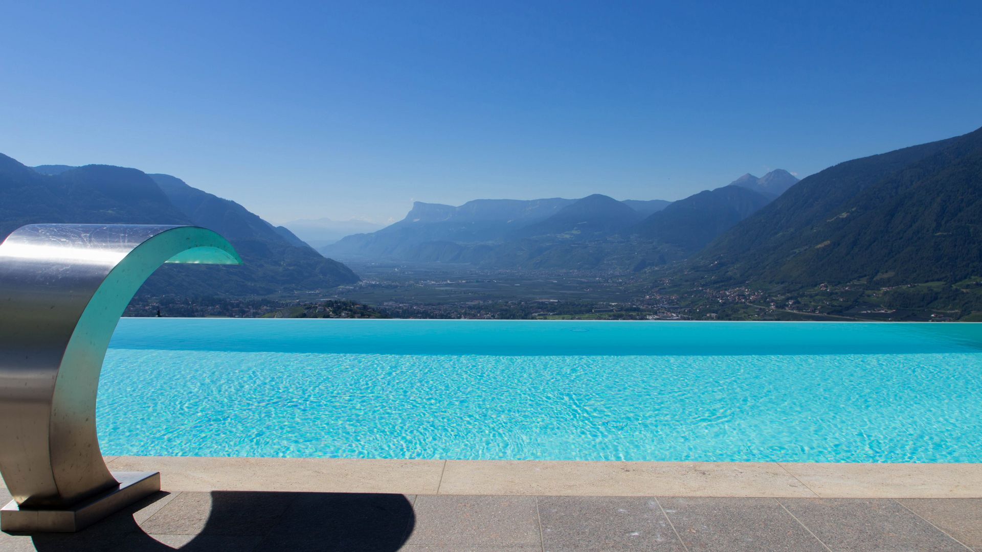 Piscina panoramica Infinity Pool vista panoramica Merano Valle dell'Adige vacanza Tirolo Hotel Lechner