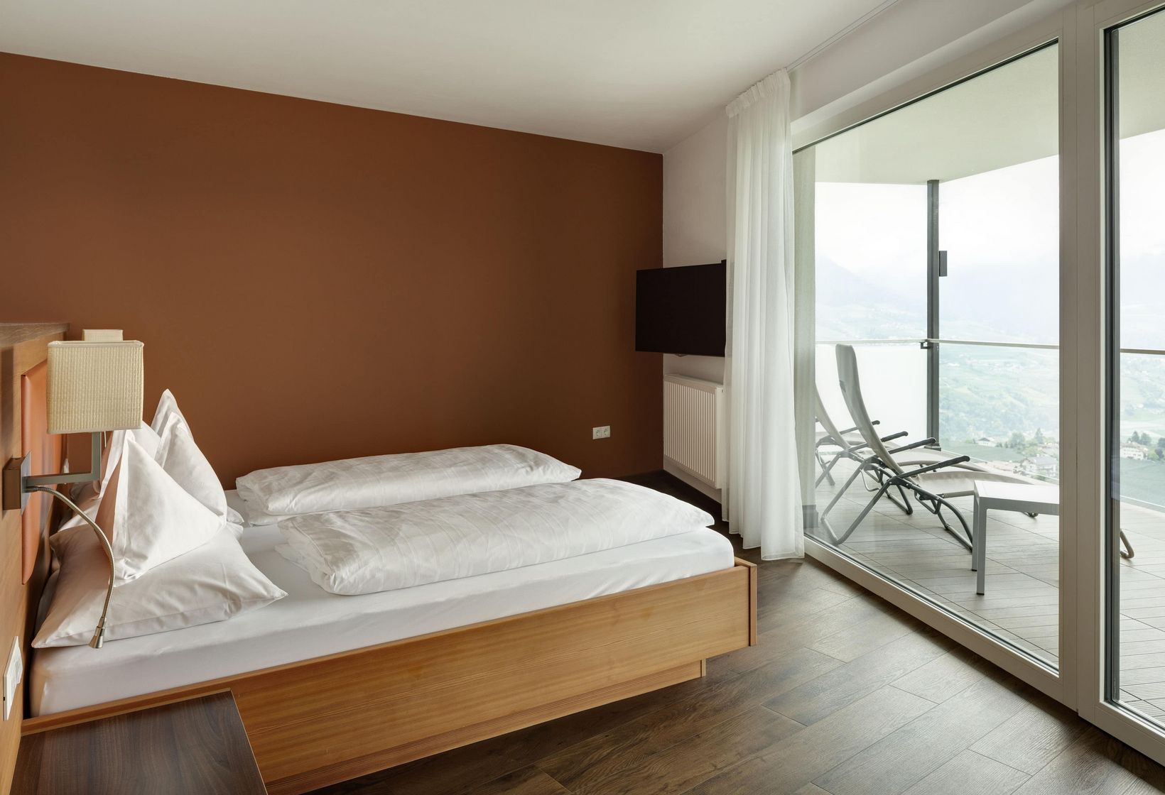 Schlafzimmer Balkon Suite Hirzer Urlaub Dorf Tirol