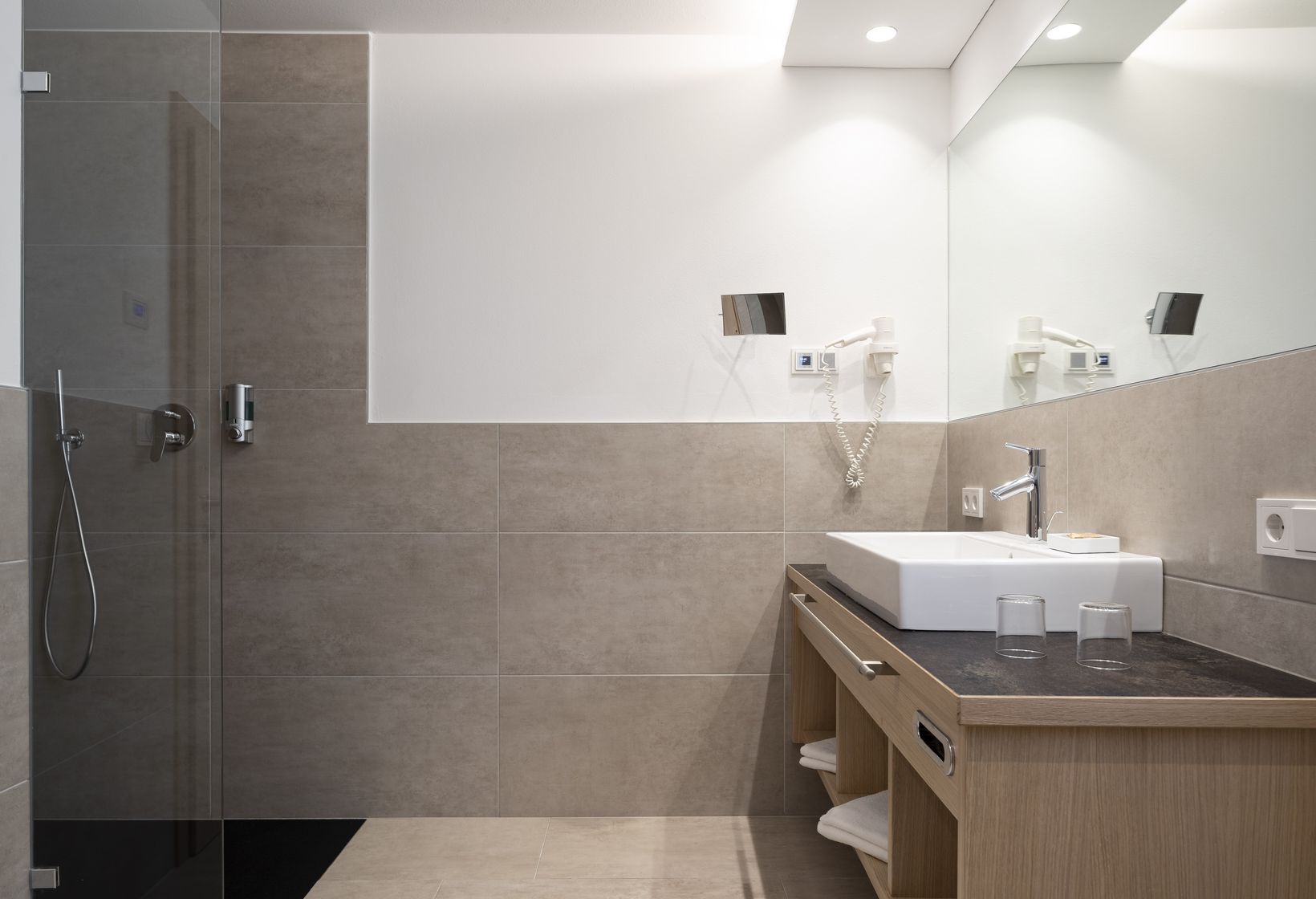 Urlaub Hotel Lechner Badezimmer Dusche Suite Panorama