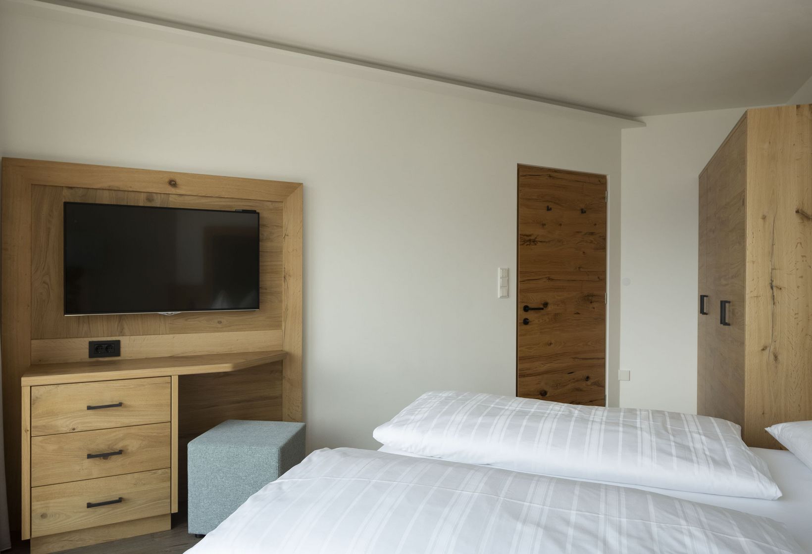 Suite Schlafzimmer TV Schreibtisch Urlaub Hotel Lechner Dorf Tirol