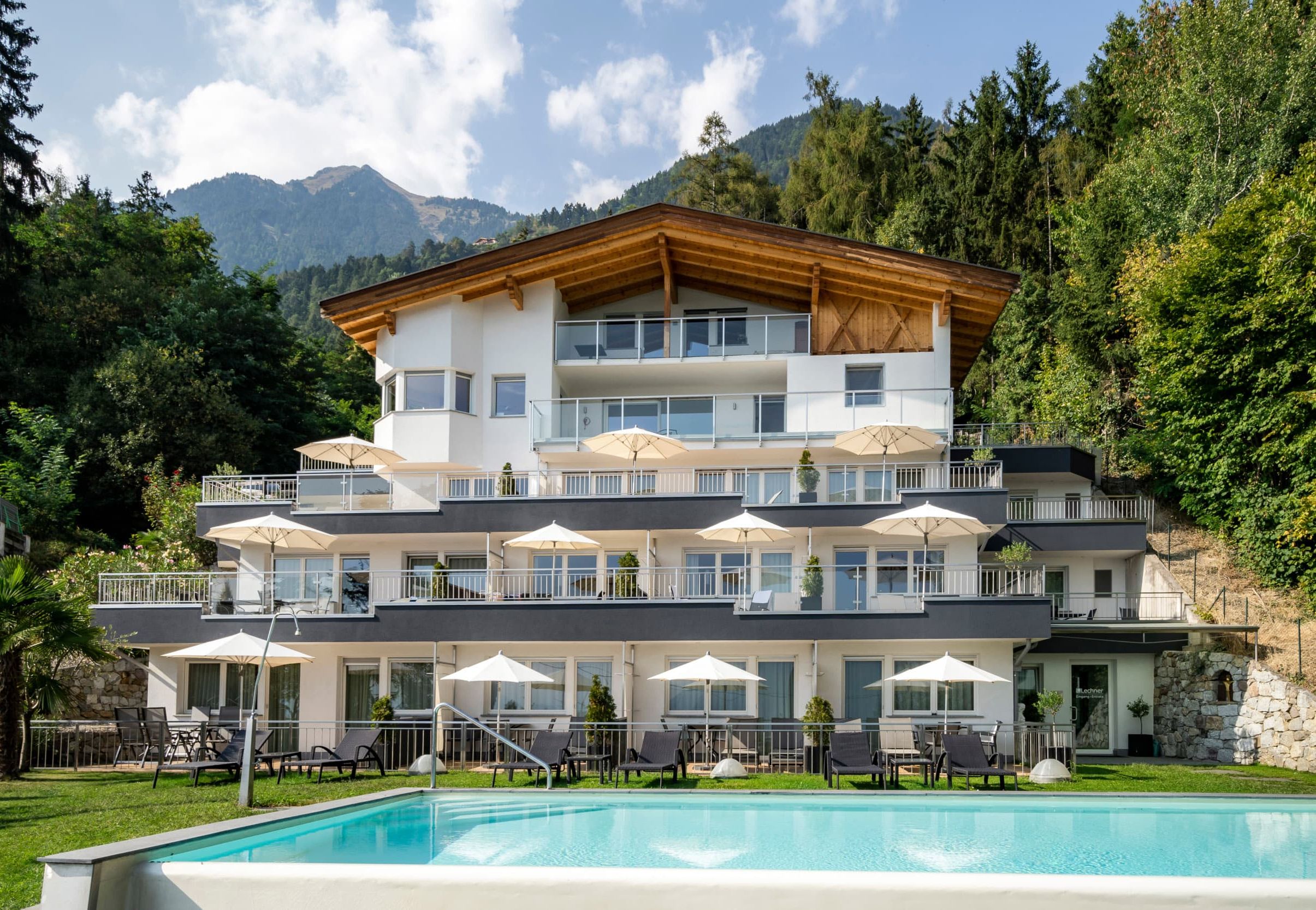 Residence Lechner outdoor pool Dorf Tirol South Tyrol dorf-tirol-Residence-lechner-schwimmbad-ferienwohnungen.jpg