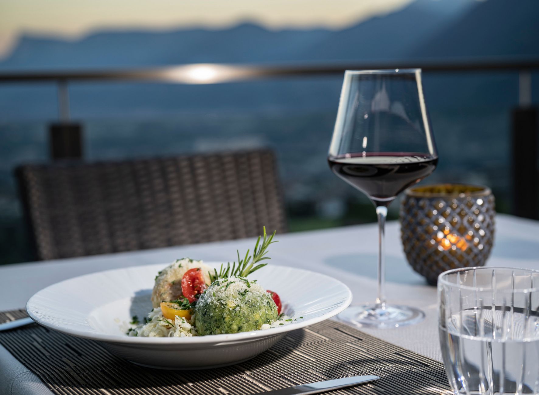 Cena Bicchiere di vino Alto Adige Piaceri del palato Terrazza panoramica