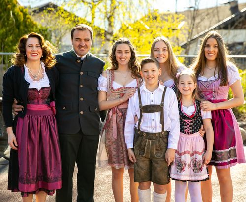 Familie Lechner heißt Sie herzlich willkommen! Familie Lechner Gastgeberfamilie Hotel Residence Lechner