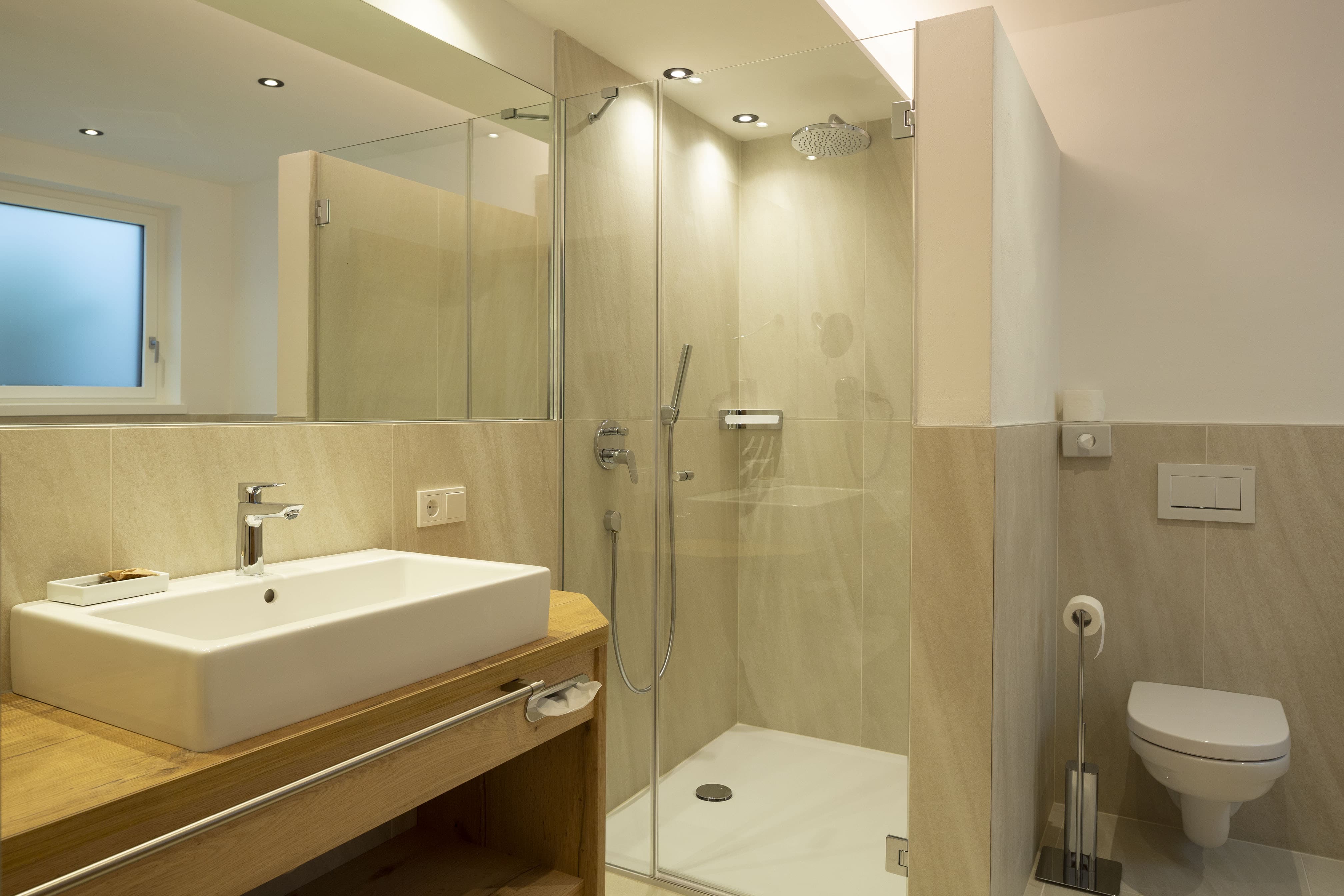 Hotel Lechner Wohnen Suite Badezimmer Dusche WC Waschbecken