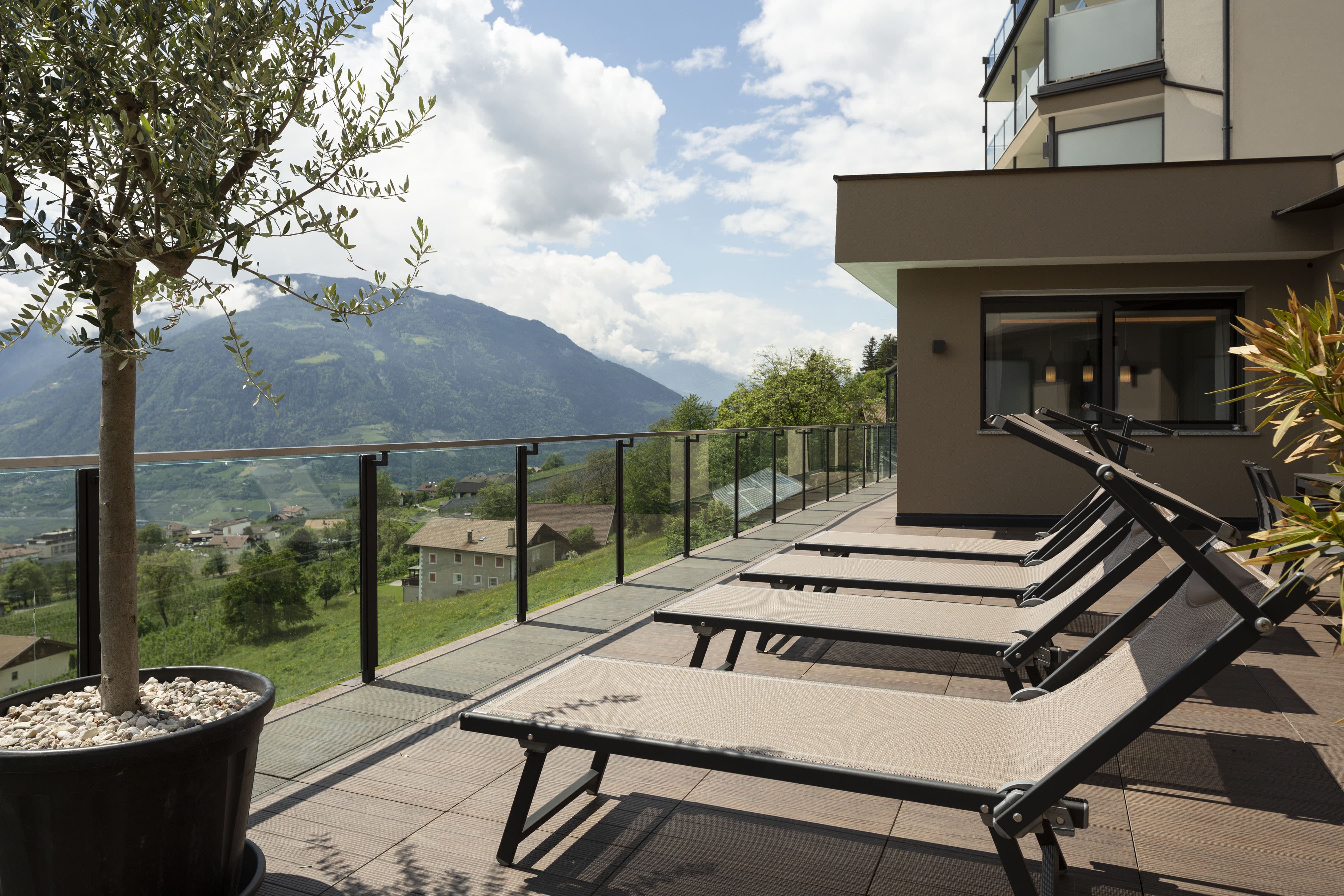 Sonnenterrasse Liegestühlen Ausblick Hotel Lechner Wohnen Südtirol