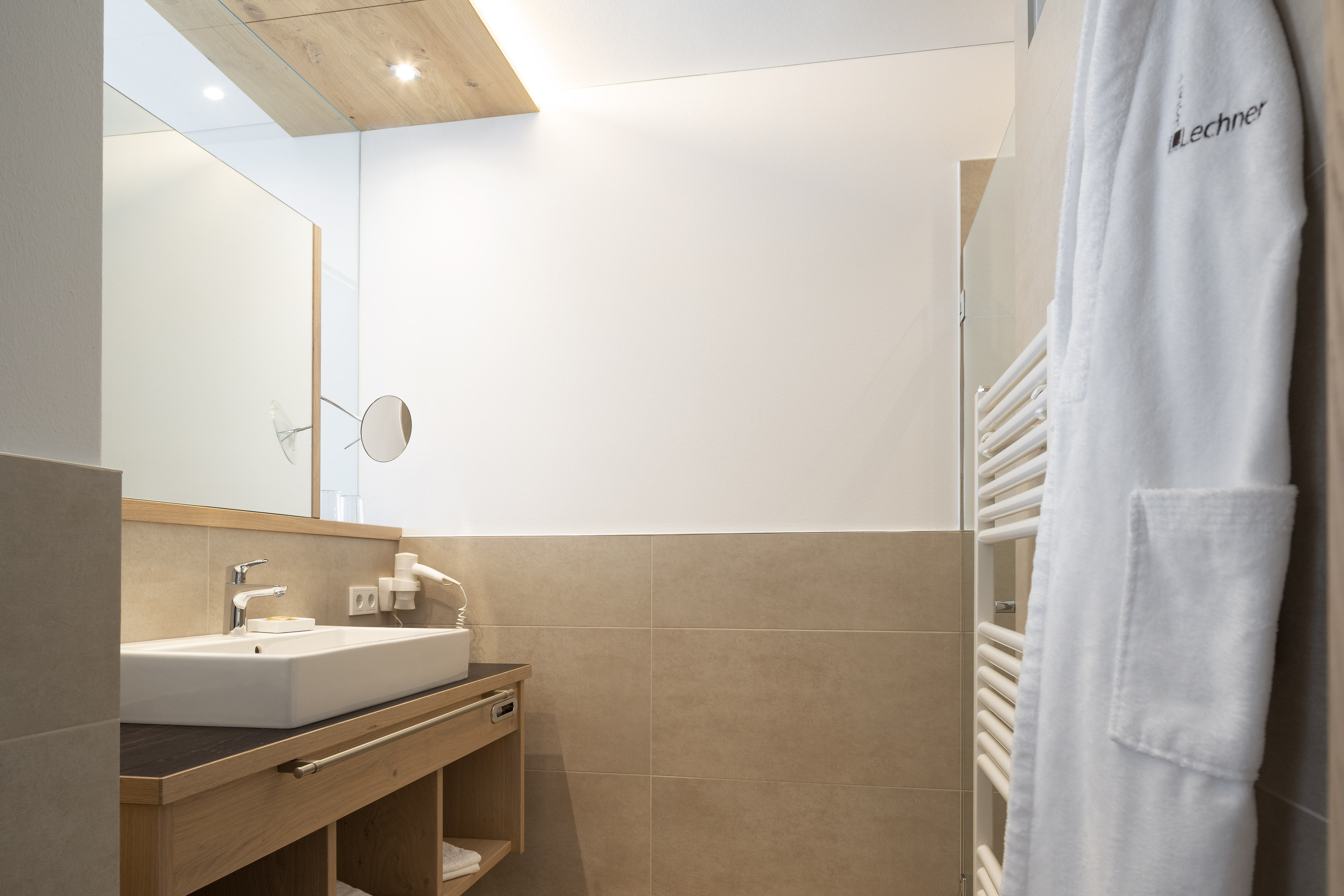 Komfortzimmer Ifinger Plus Badezimmer Waschbecken Heizkörper Bademantel
