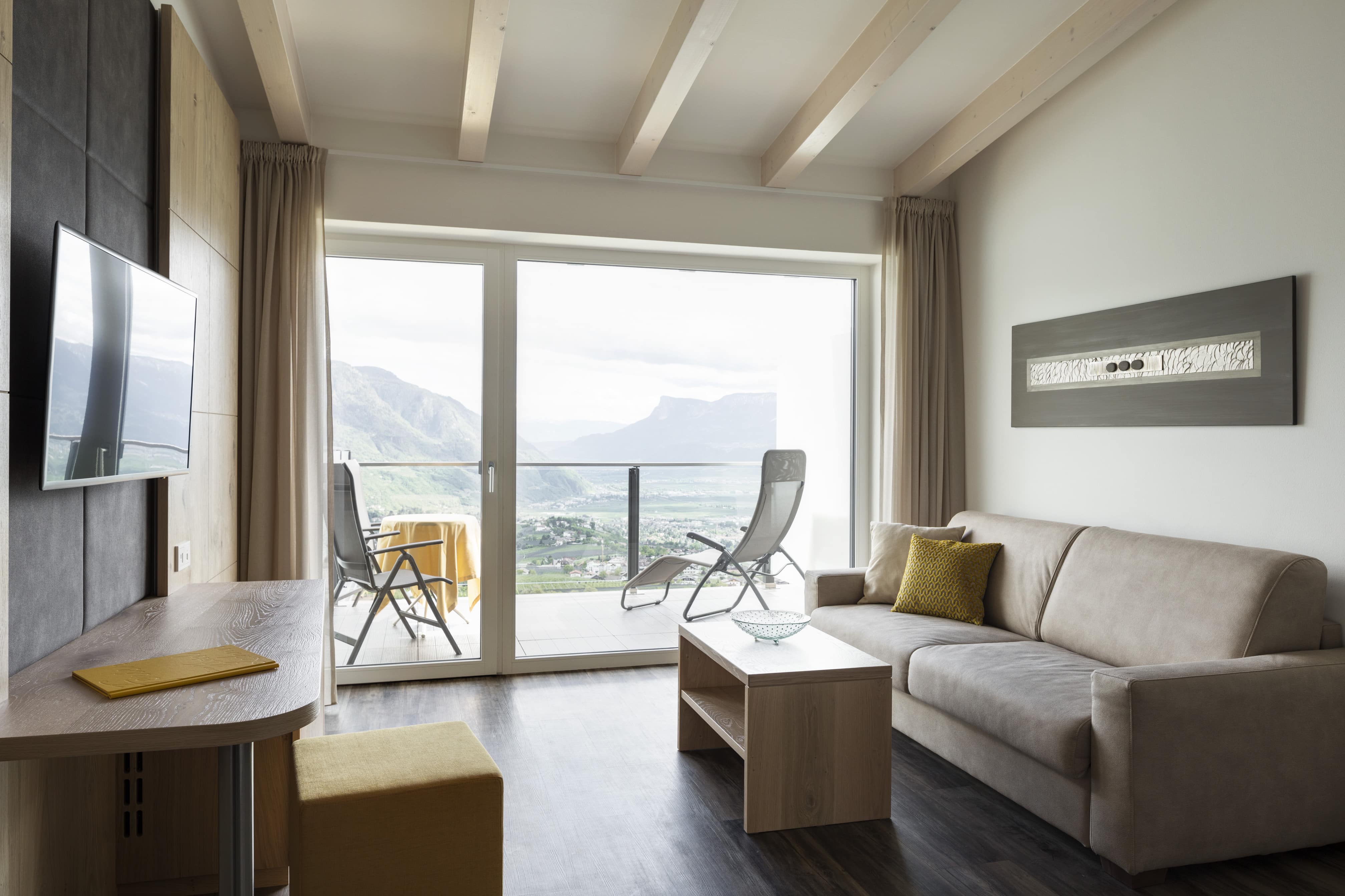 Wohnbereich Komfortzimmer Ifinger Plus Balkon Couch TV