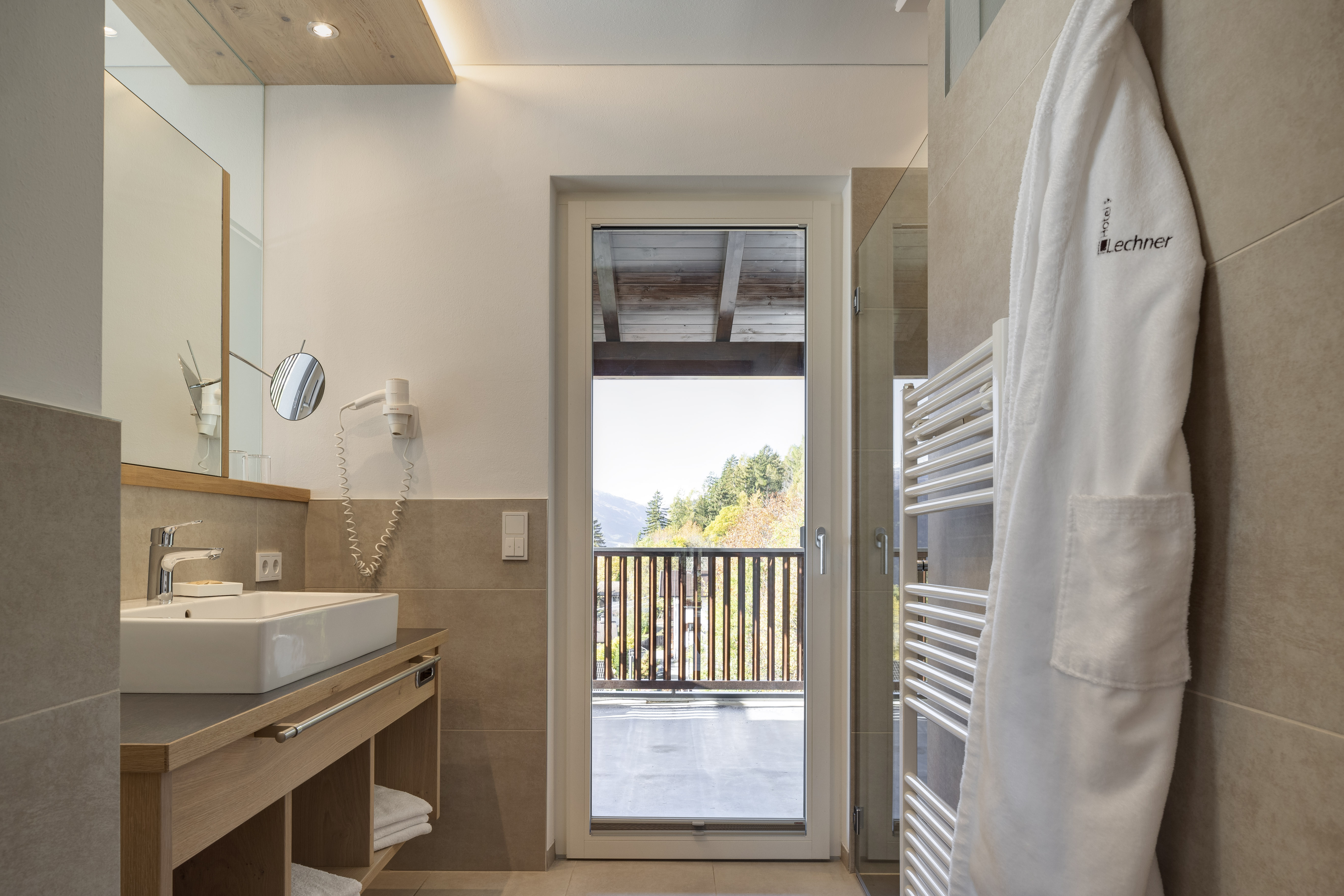 Urlaub Hotel Lechner Badezimmer Waschbecken Panoramazimmer mit Schlafkoje
